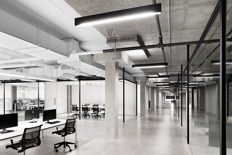 Для оформления интерьера этого офисного помещения был выбран индустриальный стиль, включающий также элементы минимализма