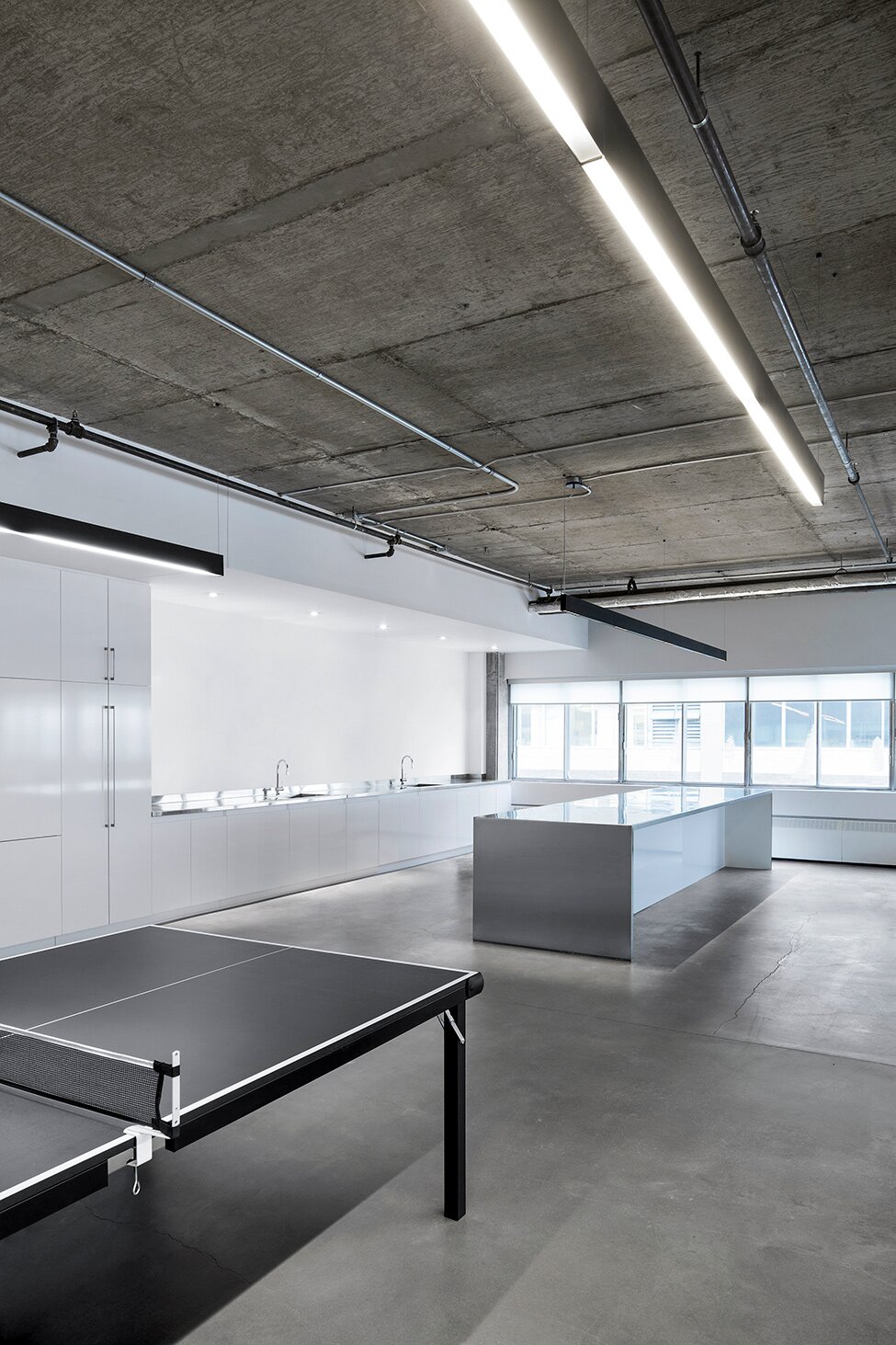 Для оформления интерьера этого офисного помещения был выбран индустриальный стиль, включающий также элементы минимализма