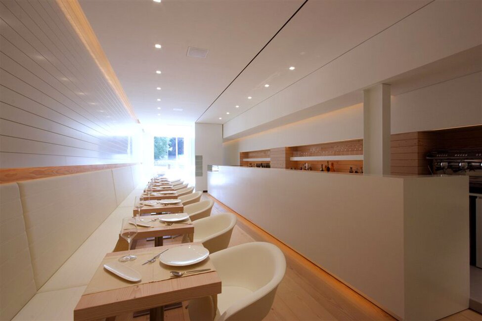 Alpina Design представляет серию фото выполненного дизайн-проекта интерьера современного кафе.