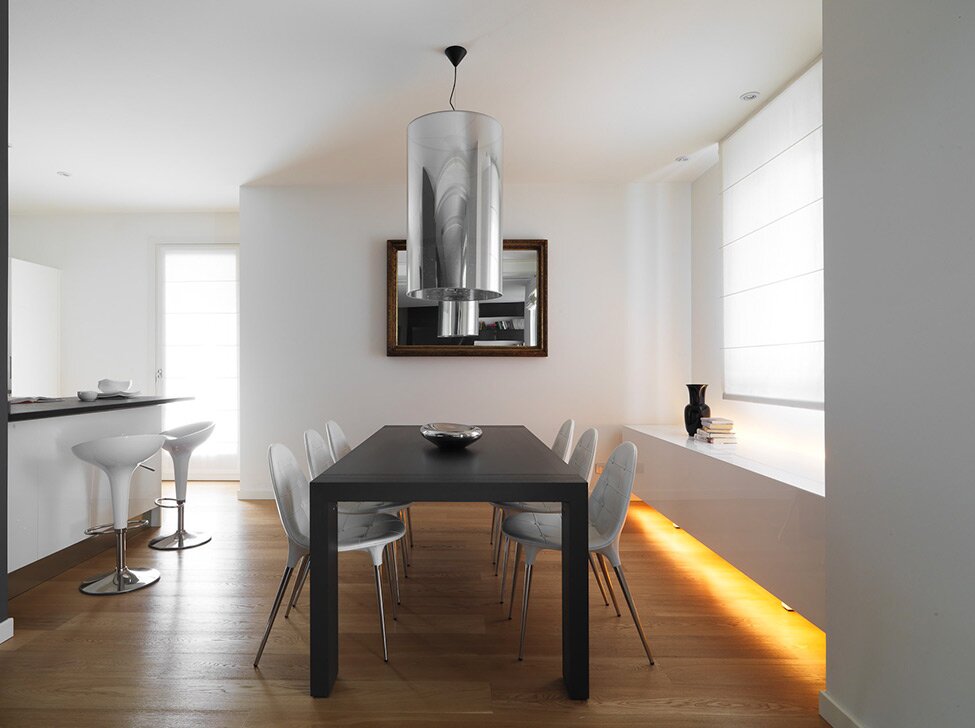 Alpina Design представляет серию фото выполненного дизайн-проекта коттеджа со стеклянными перилами.